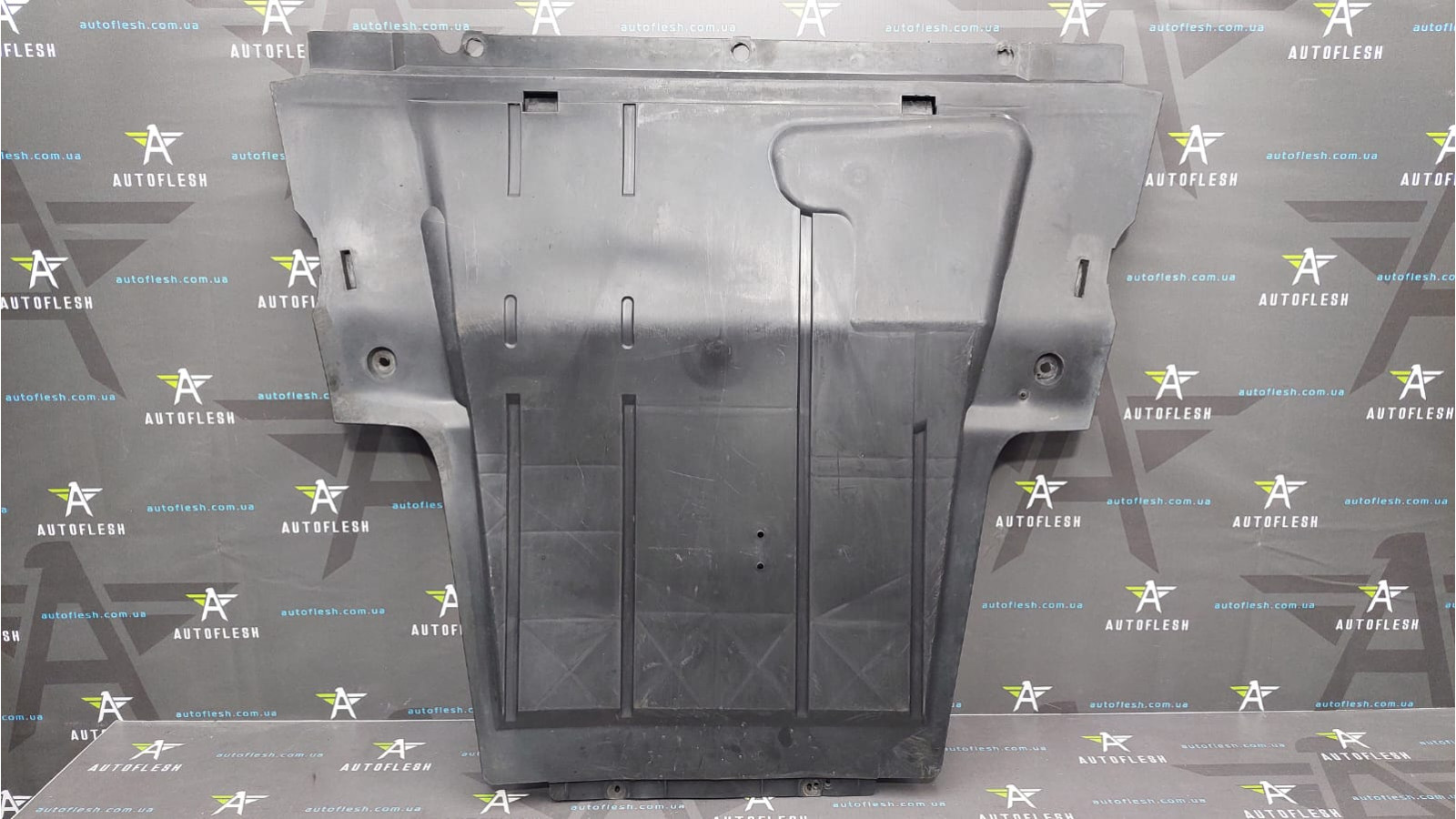 Защита двигателя 8200115689 Renault Grand Scenic 2 Megane 2 Scenic 2 бу Защита двигателя 8200115689 Renault Grand Scenic 2 Megane 2 Scenic 2 бу
